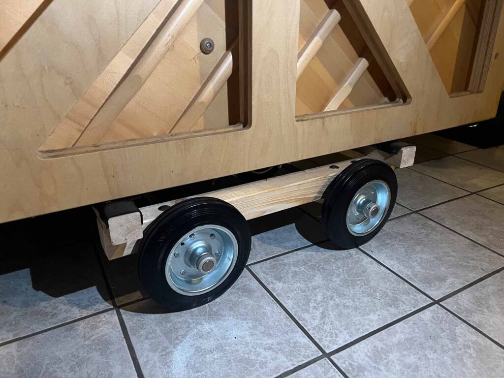 Klavier selbst transportieren Klavier steht auf Rollwagen
