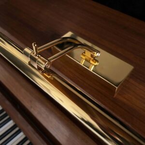 Klavierlampe mit Akku und LED aus Messing auf einem Klavier