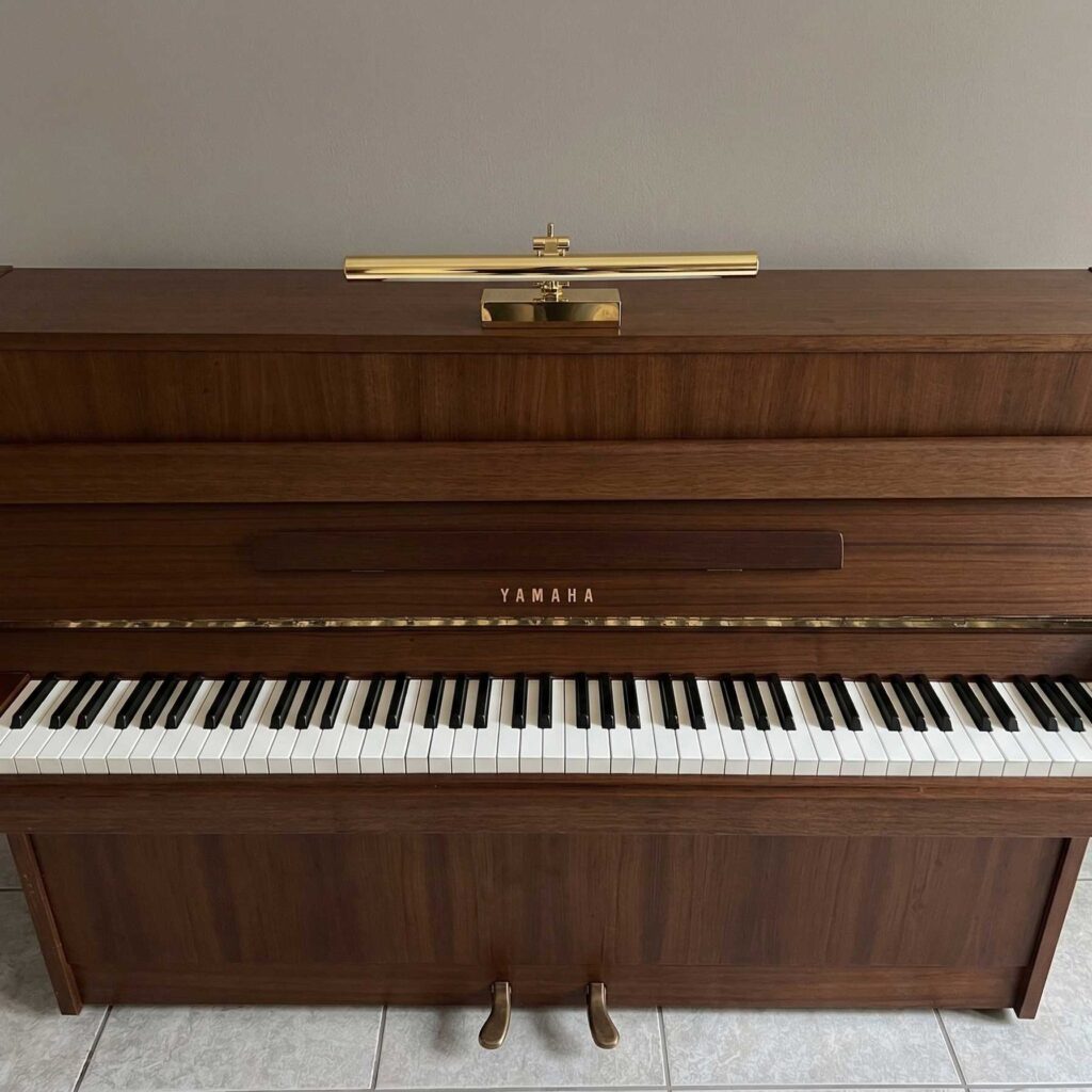 Klavierlampe bzw. Klavierleuchte aus Messing Modern mit LED auf Klavier